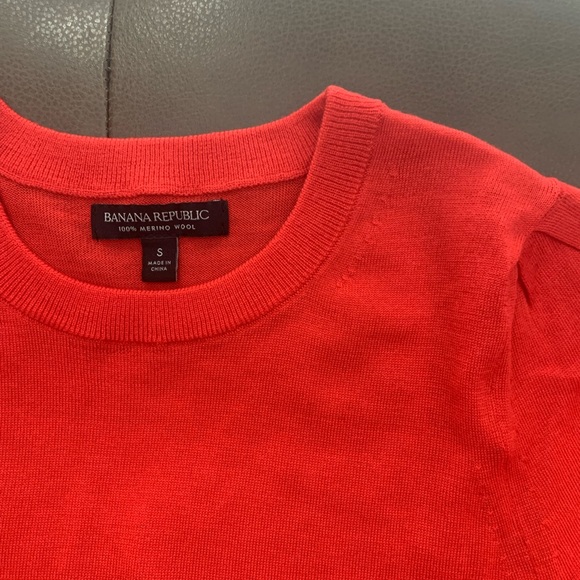BANANA REPUBLIC 100% Merino Wool Crewneck Sweater in Red. Size Small - Picture 2 of 2